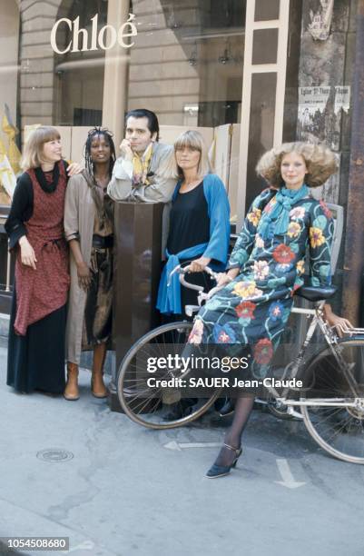 Paris, France, juillet 1976 --- Karl LAGERFELD, styliste de Chloé, la griffe la plus chère du prêt-à-porter français, présente les modèles d'hiver....