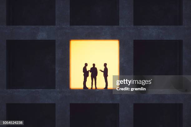 hombres de negocios hablando en secreto - pregunta fotografías e imágenes de stock