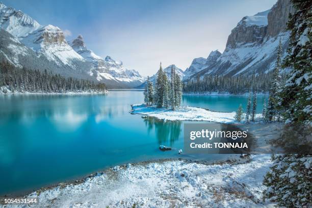 spirit island, jasper , ab, canada - inverno foto e immagini stock