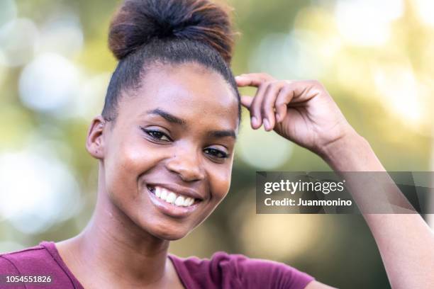 smiling beautiful young black woman - jamaican ethnicity imagens e fotografias de stock