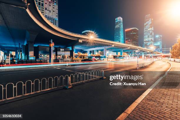 beijing street at night - empty road stockfoto's en -beelden