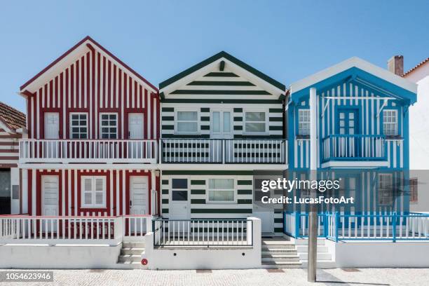 colorful houses typical of the costa nova of aveiro - distrito de aveiro fotografías e imágenes de stock