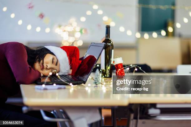 dronken vrouw slapen na de partij op kerstmis - hangover after party stockfoto's en -beelden