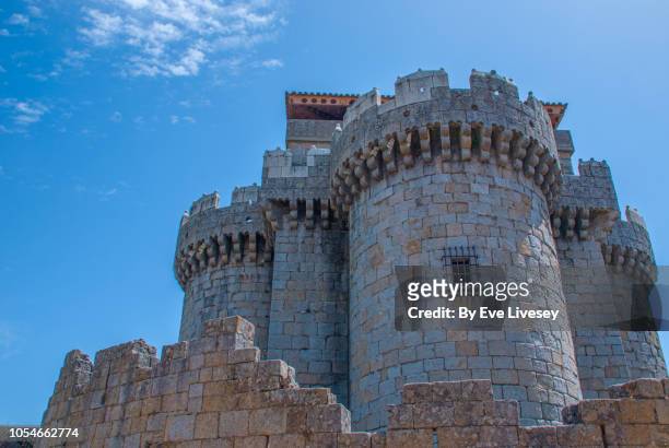 towers of the town walls granadilla on a blue sky - geisterstadt stock-fotos und bilder