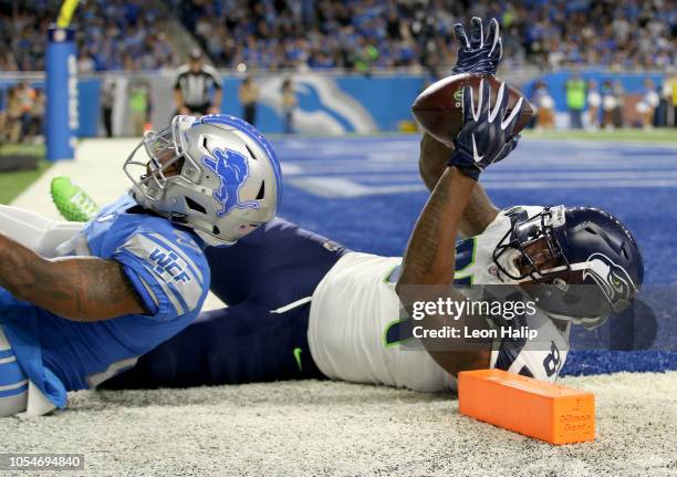 Ed Dickson of the Seattle Seahawks scores a touchdown against Quandre Diggs of the Detroit Lions during the second quarter at Ford Field on October...