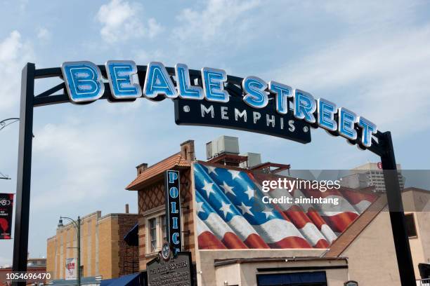 sign on arch at beale street in downtown memphis - beale street stock pictures, royalty-free photos & images