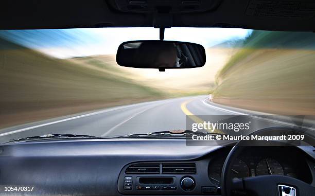 car in motion - windshield foto e immagini stock