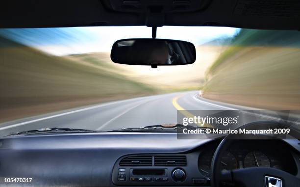 car in motion - achteruitkijkspiegel stockfoto's en -beelden