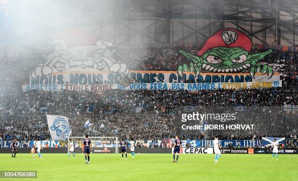 Paris Saint-germain's players and Olympique de Marseille's players vies for the ball during the French L1 football match between Olympique de...