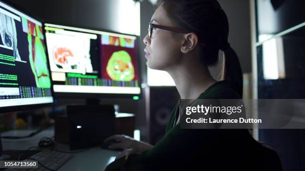 je regarde les écrans de physiologie - neuroscience photos et images de collection