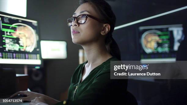 fysiologie schermen kijken - radioloog stockfoto's en -beelden