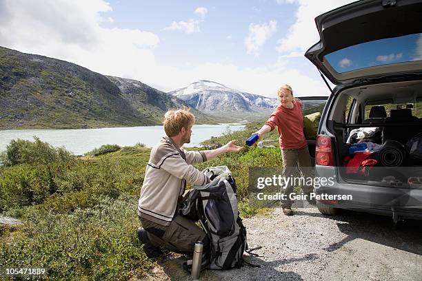 couple preparing for hiking/camping trip - dan peak fotografías e imágenes de stock