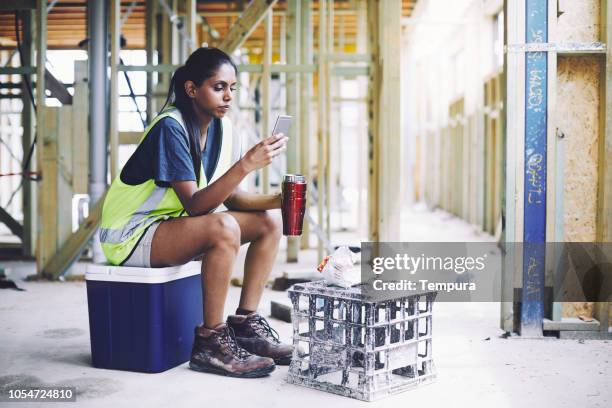 bouw industrie werknemer texting tijdens lunchpauze. - lunch break stockfoto's en -beelden