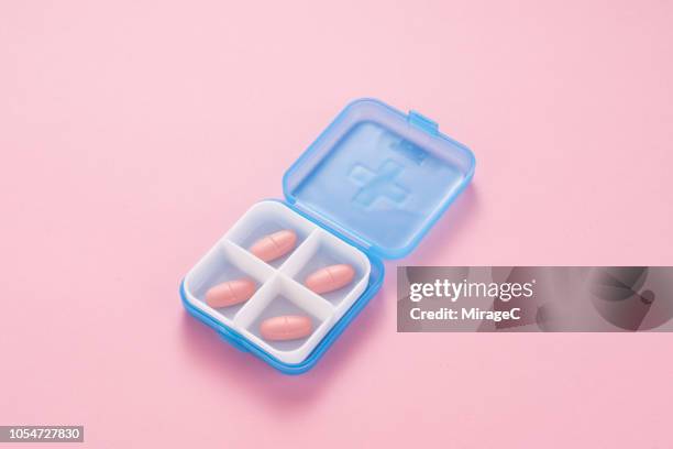 pill box with pills - pilulier photos et images de collection