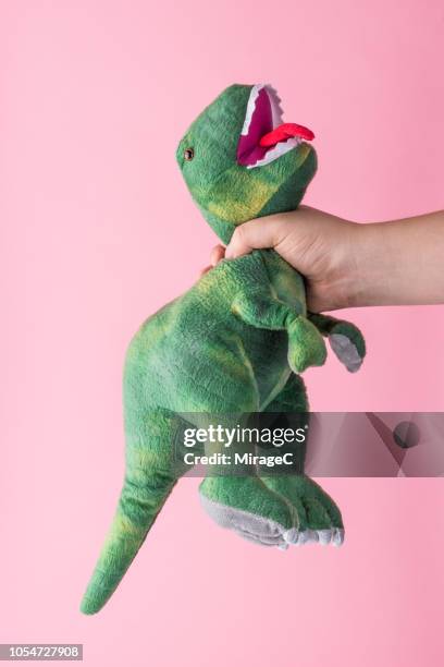 toy dinosaur - pink dinosaur photos et images de collection