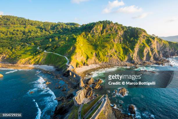 wild coast at gatzelugatxe, basque coast, spain - natural landmark stock-fotos und bilder