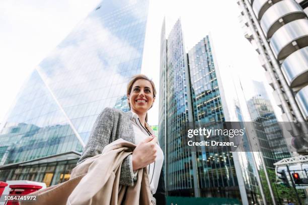 erfolgreiche geschäftsfrau im bankenviertel mit telefon - business women london stock-fotos und bilder