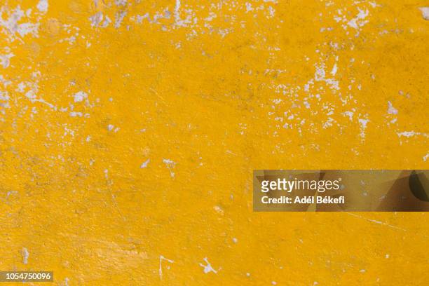 yellow background - rough fotografías e imágenes de stock