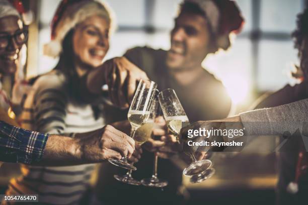 close up van champagne drinken op new year's party. - new years 2018 stockfoto's en -beelden