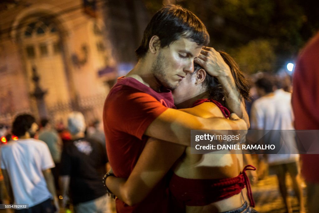 TOPSHOT-BRAZIL-ELECTION-RUNOFF-HADDAD-SUPPORTERS