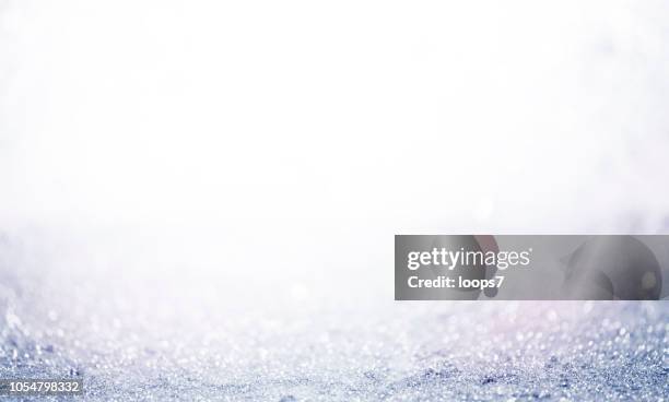glitzernden hintergrund - silberfarbiger hintergrund stock-grafiken, -clipart, -cartoons und -symbole