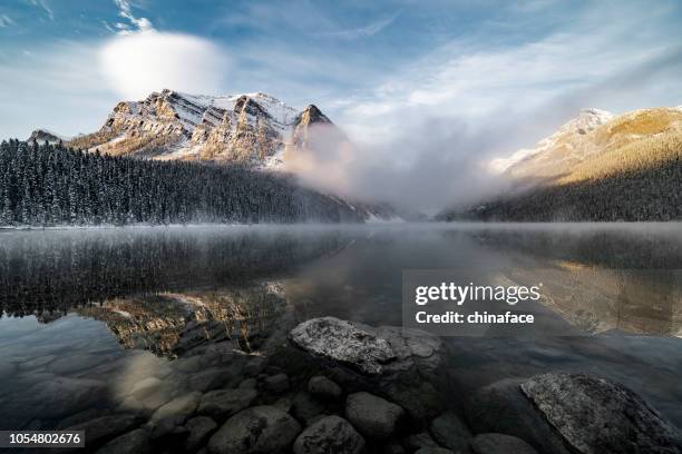 lake louise, winter-ansicht - misty mountains stock-fotos und bilder