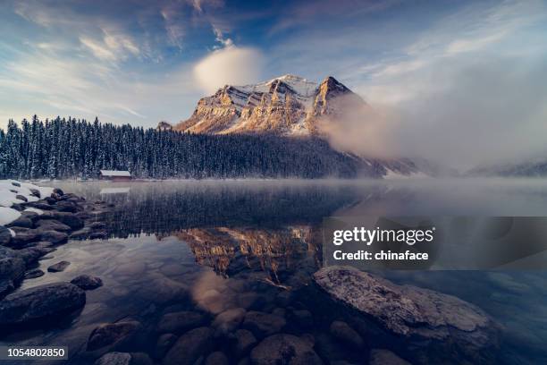 lake louise, winter-ansicht - banff stock-fotos und bilder