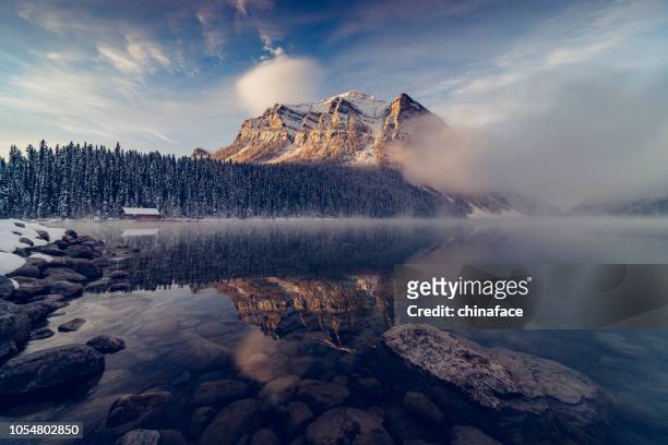lake louise, vista de inverno - parque nacional de banff - fotografias e filmes do acervo