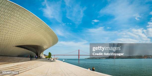 lissabon-maat museum galerij met uitzicht op 25 abril brug waterkant portugal - 25 de abril bridge stockfoto's en -beelden