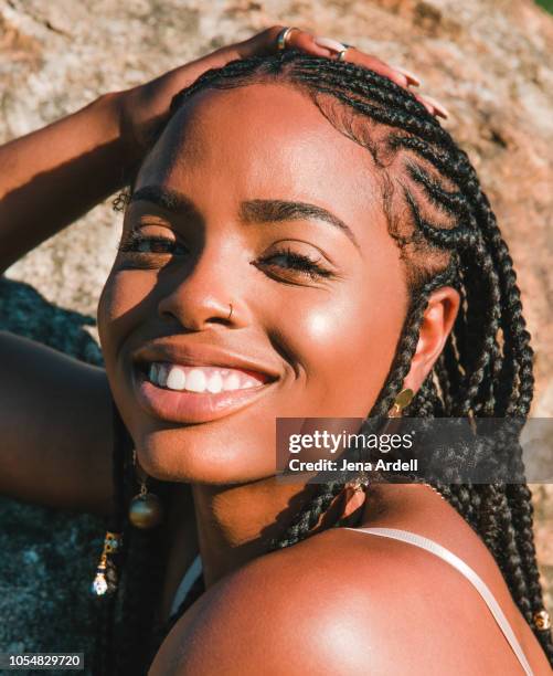 woman natural beauty face, black woman smiling, black woman portrait, african american woman, woman natural beauty, woman natural beauty skin - gevlochten haar stockfoto's en -beelden