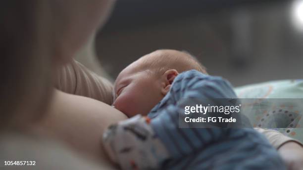 bambino che mangia latte materno. madre che allatta il bambino - seno foto e immagini stock