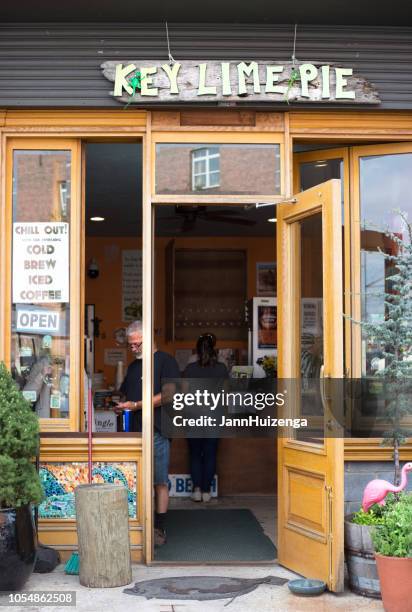 red hook, brooklyn: steve’s authentic key lime pies eatery - key lime pie stock pictures, royalty-free photos & images