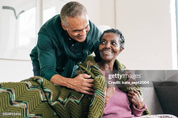 madre visitadora hijo en casa de retiro - african american man helping elderly fotografías e imágenes de stock