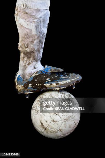 footballer with ball - scheenbeen stockfoto's en -beelden