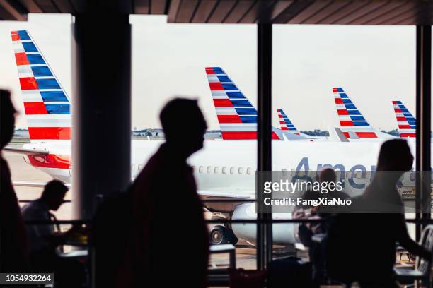 flotta di aerei american airlines con passeggeri all'aeroporto di o'hare - american airlines foto e immagini stock