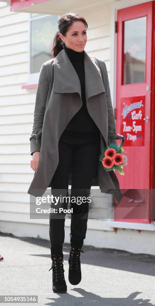 Meghan, Duchess of Sussex meets children during a visit to Marenui Cafe on October 29, 2018 in Wellington, New Zealand. The Duke and Duchess of...