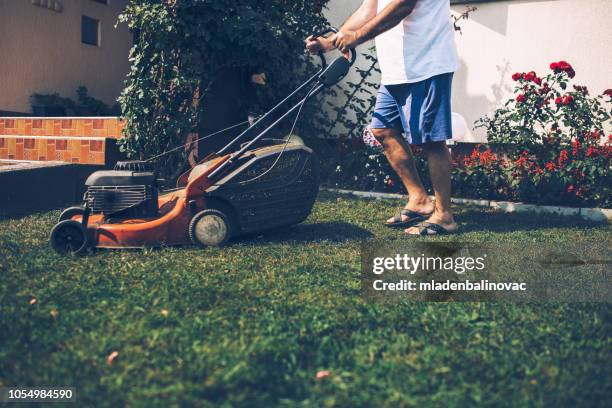 home garten - rasenmäher freisteller stock-fotos und bilder