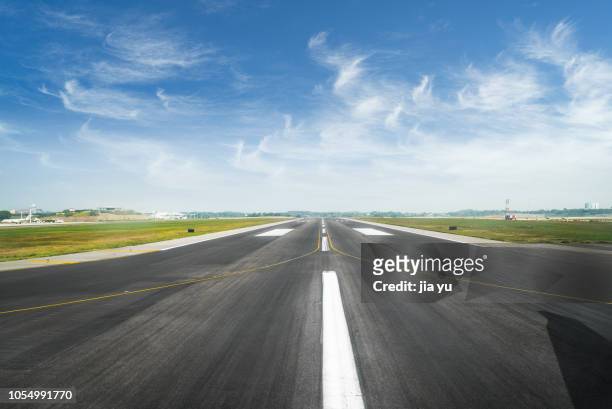 surface level of airport runway against sky - runway foto e immagini stock