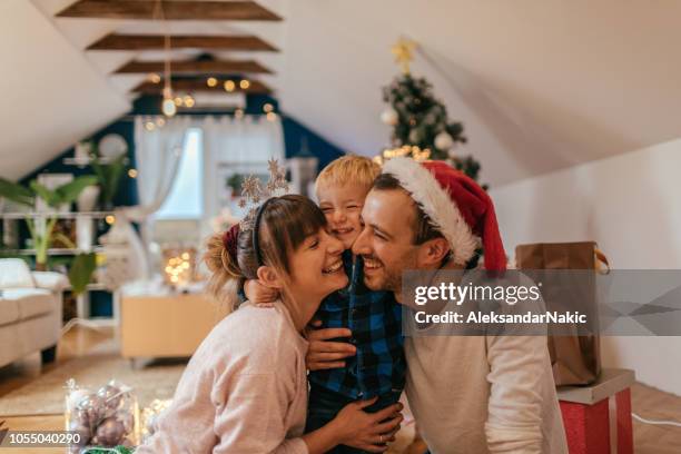 weihnachten freude mit meiner familie - baby christmas stock-fotos und bilder