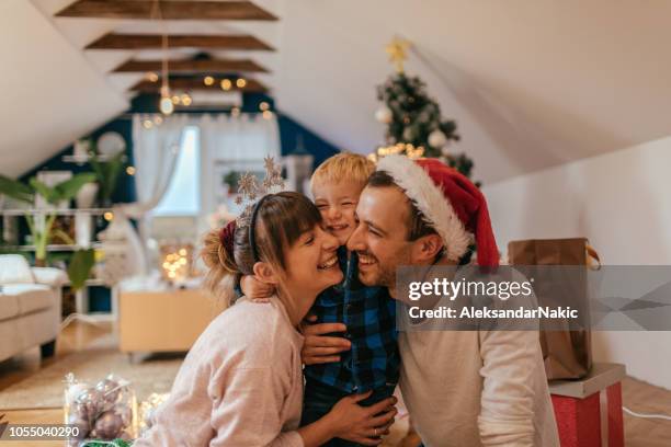 vreugde van kerstmis met mijn familie - papa noel stockfoto's en -beelden