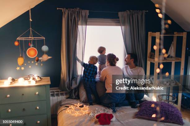 winter magic in ons huis - nursery bedroom stockfoto's en -beelden