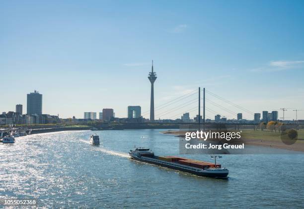 düsseldorf skyline - north rhine westphalia fotografías e imágenes de stock