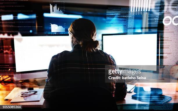trabajando duro en él - computer hacker fotografías e imágenes de stock