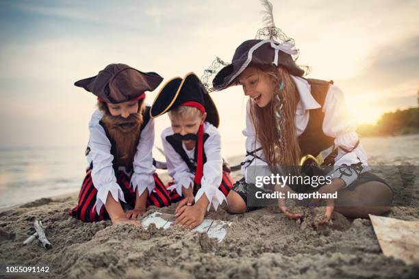 piratas niños desenterrando el tesoro - kids treasure map fotografías e imágenes de stock