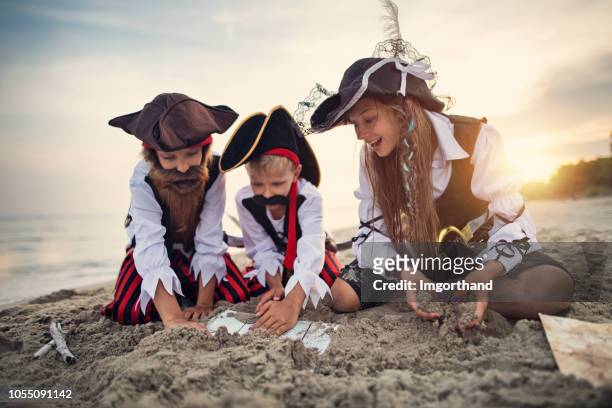 piratas de crianças desenterrar o baú do tesouro - baú - fotografias e filmes do acervo