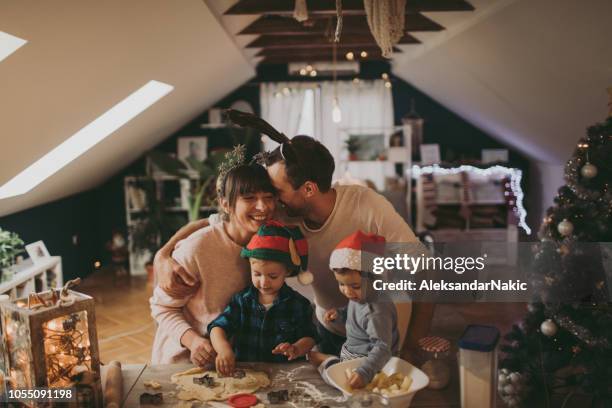 fazendo biscoitos de natal com minha família - papa noel - fotografias e filmes do acervo