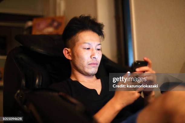 ein junger mann, eine smartphone zu berühren - suche starten stock-fotos und bilder