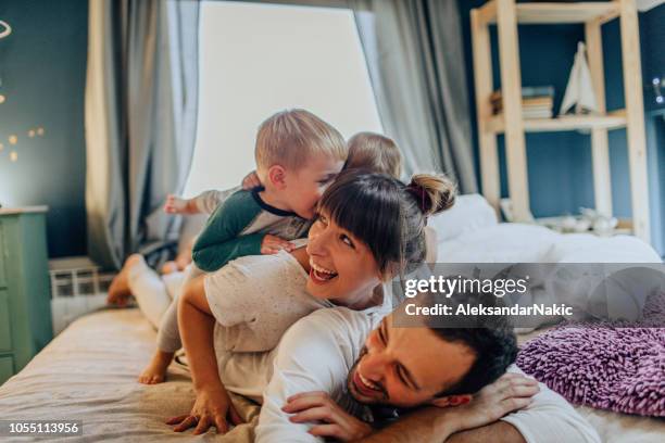 am sonntag morgen mit meiner familie - child's bedroom stock-fotos und bilder