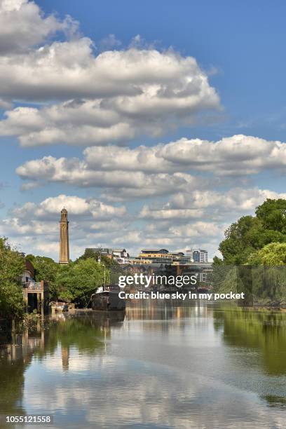 brentford london and the river thames in south west london. - brentford london fotografías e imágenes de stock