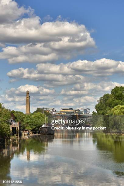 brentford london and the river thames in south west london. - brentford london stockfoto's en -beelden